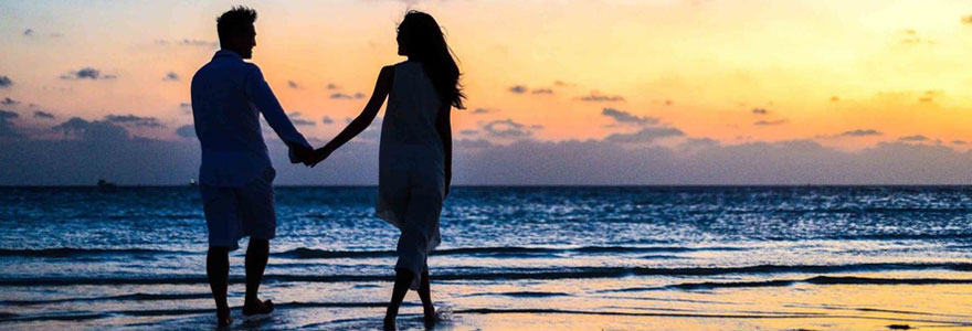 Photo d'un couple sur la plage